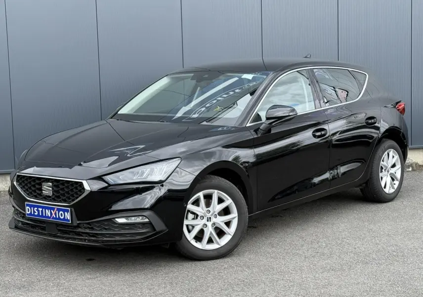 SEAT Leon noir Minuit en 3/4 avant droit, avec jantes alliage 16 pouces et calandre chromée.