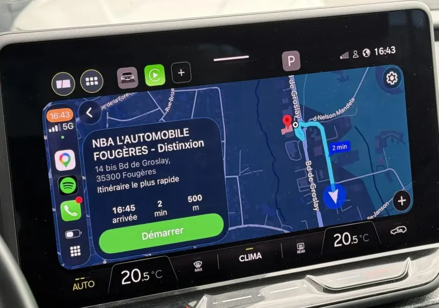 Écran tactile central affichant la navigation GPS dans l’habitacle d’une SEAT LEON 2.0 TDI noir Minuit.