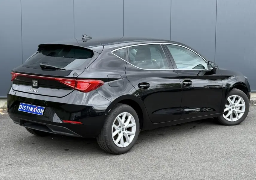 SEAT Leon noir Minuit vue 3/4 arrière droit, jantes alliage 16 pouces et feux arrière LED distinctifs.