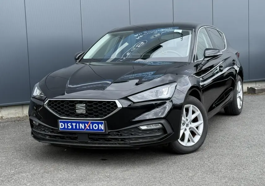 SEAT Leon noir Minuit vue 3/4 avant droit, jantes alliage argent et calandre hexagonale distinctive.