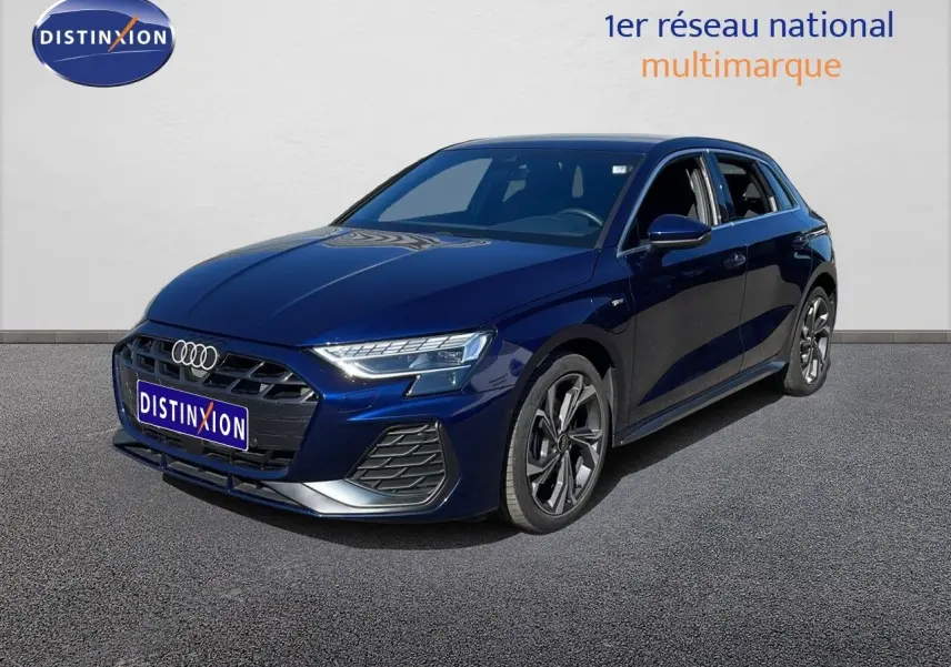 Audi A3 Sportback bleu Navarre métal en 3/4 avant, mettant en valeur ses phares LED et jantes alliage distinctives.