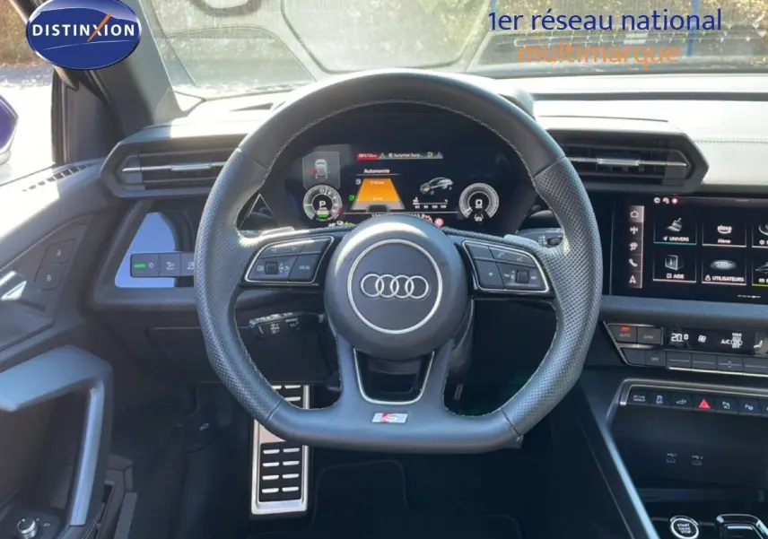 Vue intérieure centrée sur le volant S-Line et le tableau de bord numérique de l'Audi A3 Sportback 2025.