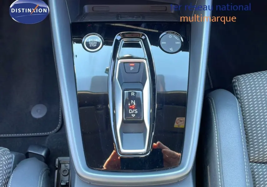Gros plan sur la console centrale noire brillante avec levier de vitesses automatique de l'Audi A3 Sportback 2025.