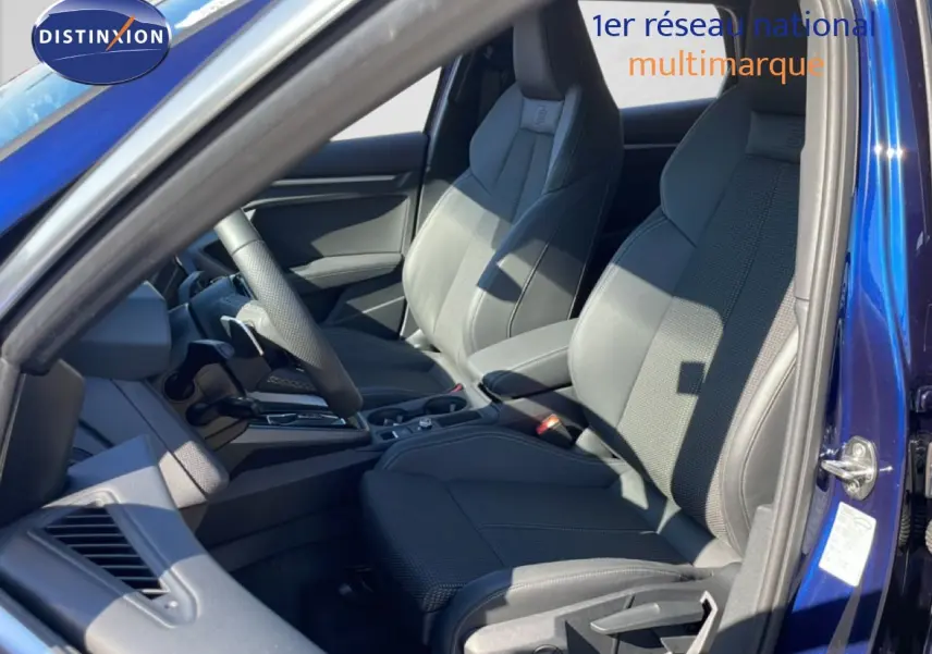 Vue intérieure côté conducteur de l'Audi A3 Sportback 40 TFSIe S-Line 2025 en bleu Navarre, sièges sport gris foncé.