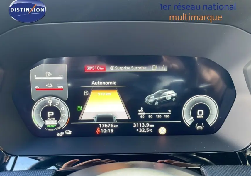 Tableau de bord numérique de l'Audi A3 Sportback 40 TFSIe, affichant autonomie et compteurs, vue intérieure frontale.