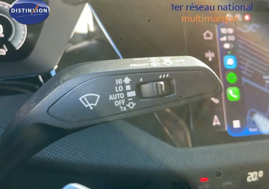 Gros plan sur la commande d’essuie-glace à gauche du volant dans l’habitacle de l’Audi A3 Sportback bleu Navarre 2025.