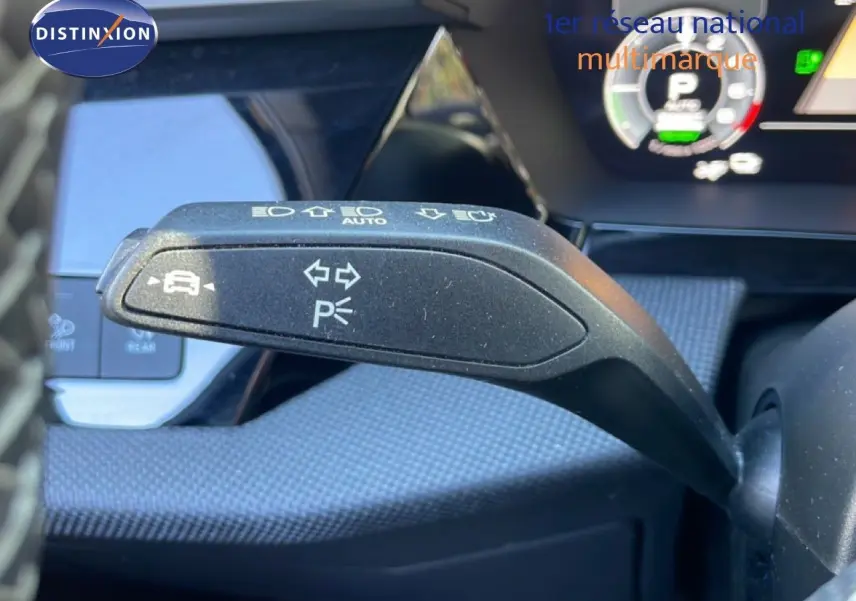 Gros plan sur la commande de clignotant à gauche dans l’habitacle de l’Audi A3 Sportback bleu Navarre 2025.