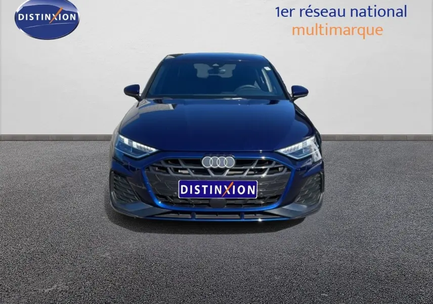 Vue frontale d'une Audi A3 Sportback 40 TFSIe S-Line en bleu Navarre métallisé, avec calandre et phares LED distinctifs.