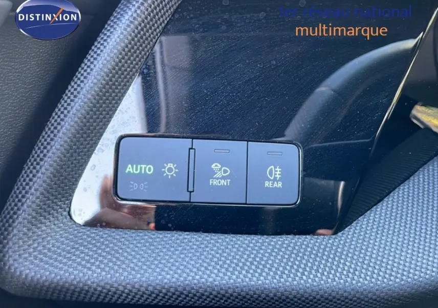 Gros plan sur les commandes d’éclairage intérieur de l’Audi A3 Sportback 40 TFSIe en tissu gris, avec boutons auto, phares avant et arrière.