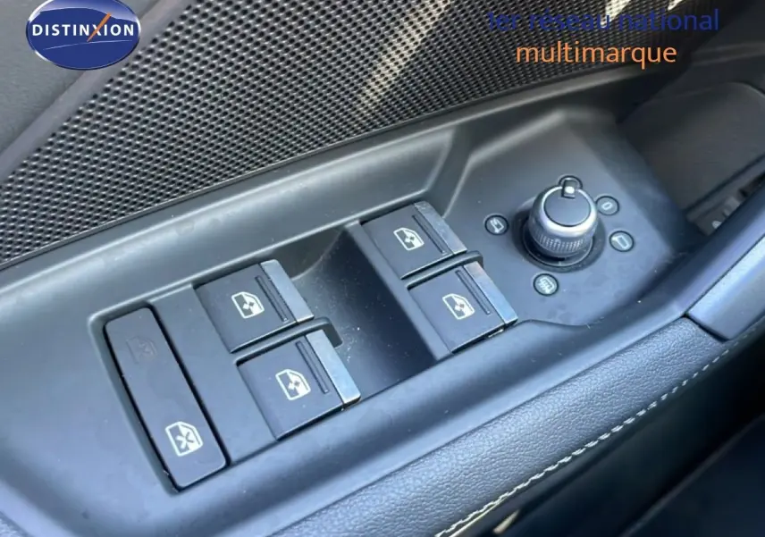 Commandes des vitres électriques et réglage des rétroviseurs sur la porte côté gauche d'une Audi A3 Sportback 2025.