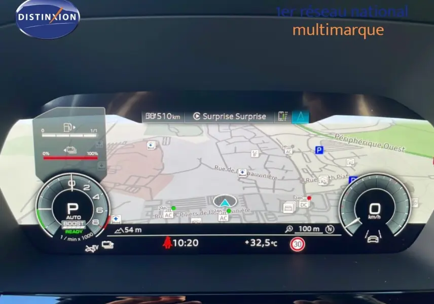 Tableau de bord numérique de l'Audi A3 Sportback 40 TFSIe 2025 affichant la navigation et les compteurs en vue frontale.