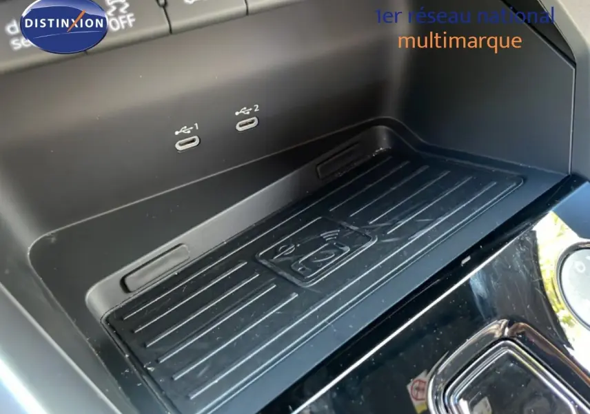 Gros plan sur la console centrale de l'Audi A3 Sportback 40 TFSIe, mettant en valeur le chargeur sans fil et les ports USB-C.