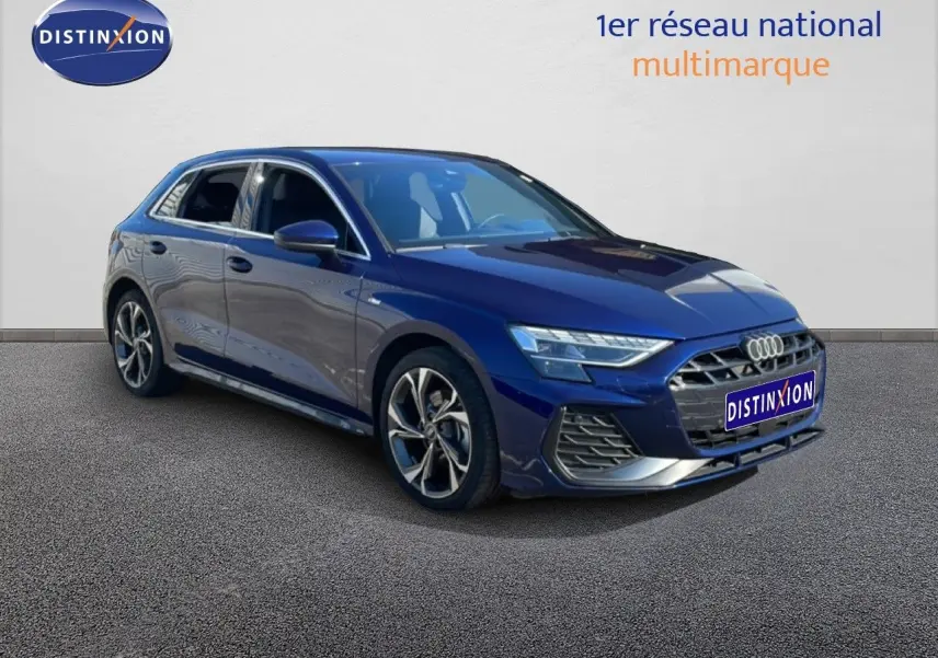 Audi A3 Sportback bleu Navarre métal en 3/4 avant droit, avec calandre S-Line et jantes alliage distinctives.