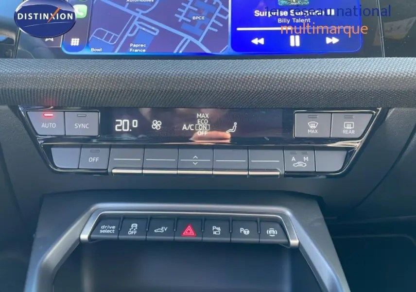 Vue rapprochée de la console centrale de l’Audi A3 Sportback 2025, avec commandes climatisation et boutons multifonctions.