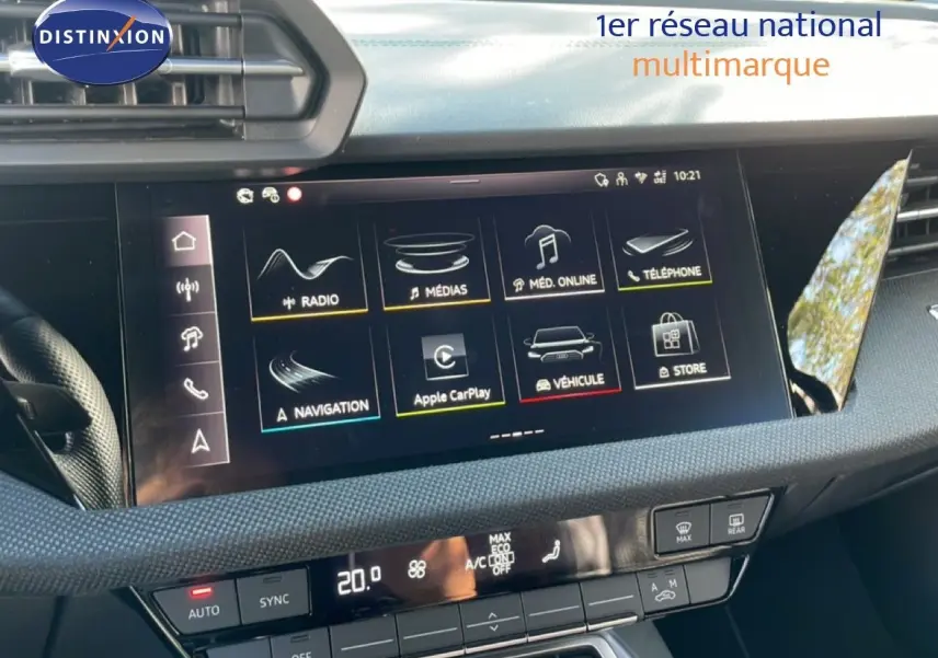 Vue rapprochée de l'écran tactile central et de la console de climatisation de l'Audi A3 Sportback 2025, intérieur noir.