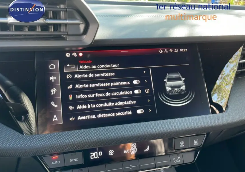 Intérieur de l'Audi A3 Sportback 40 TFSIe 2025, vue du tableau de bord avec écran tactile affichant les aides à la conduite.