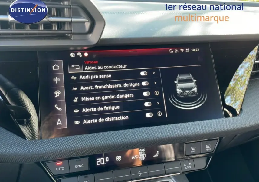 Écran tactile central de l’Audi A3 Sportback 2025 affichant les aides à la conduite, avec tableau de bord gris noir en arrière-plan.