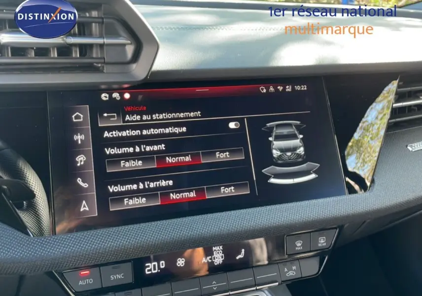 Vue rapprochée de l’écran tactile central de l’Audi A3 Sportback 2025 bleu Navarre, affichant l’aide au stationnement.