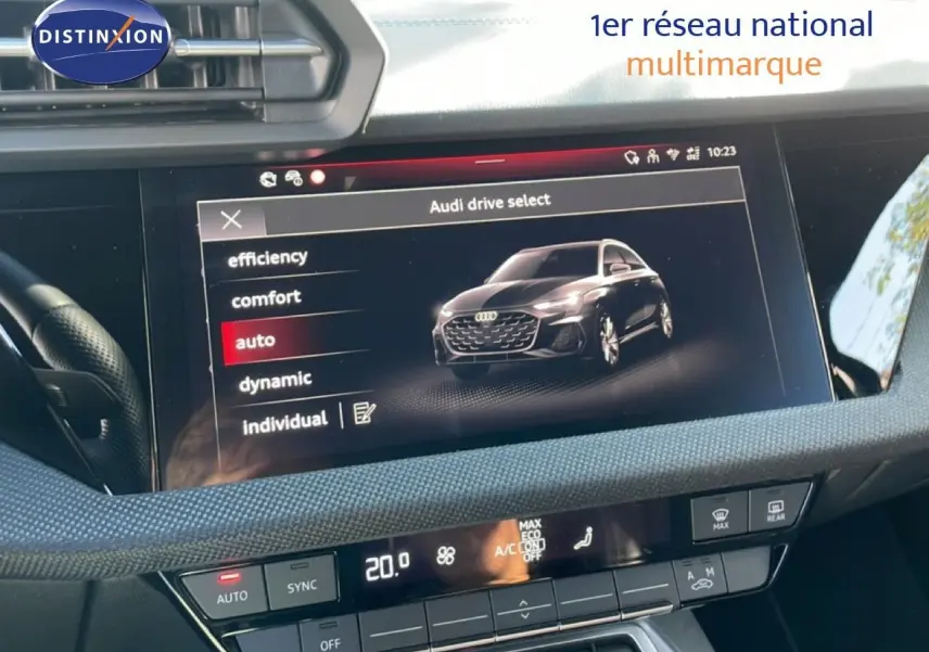 Écran tactile intérieur montrant les modes de conduite d’une Audi A3 Sportback 40 TFSIe bleu Navarre, vue du tableau de bord.