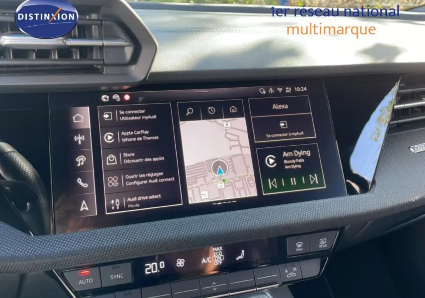 Vue rapprochée de l’écran tactile central et de la console de l’Audi A3 Sportback 40 TFSIe 2025, intérieur gris noir.