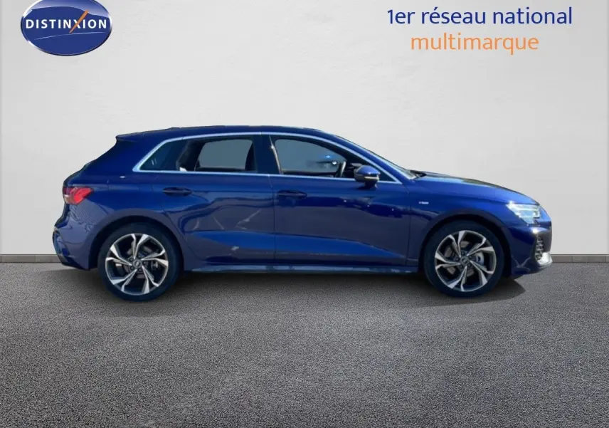 Audi A3 Sportback 40 TFSIe bleu Navarre métal, vue profil droit, jantes alliage et lignes S-Line visibles.