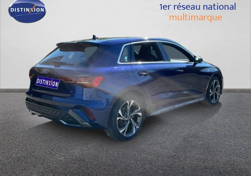 Audi A3 Sportback 40 TFSIe S-Line bleu Navarre métal vue 3/4 arrière côté gauche sur sol gris.
