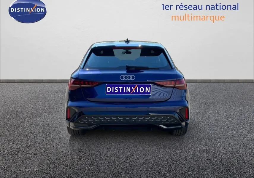 Vue arrière d'une Audi A3 Sportback 40 TFSIe S-Line bleu Navarre métallisé, avec feux LED et hayon fermé.