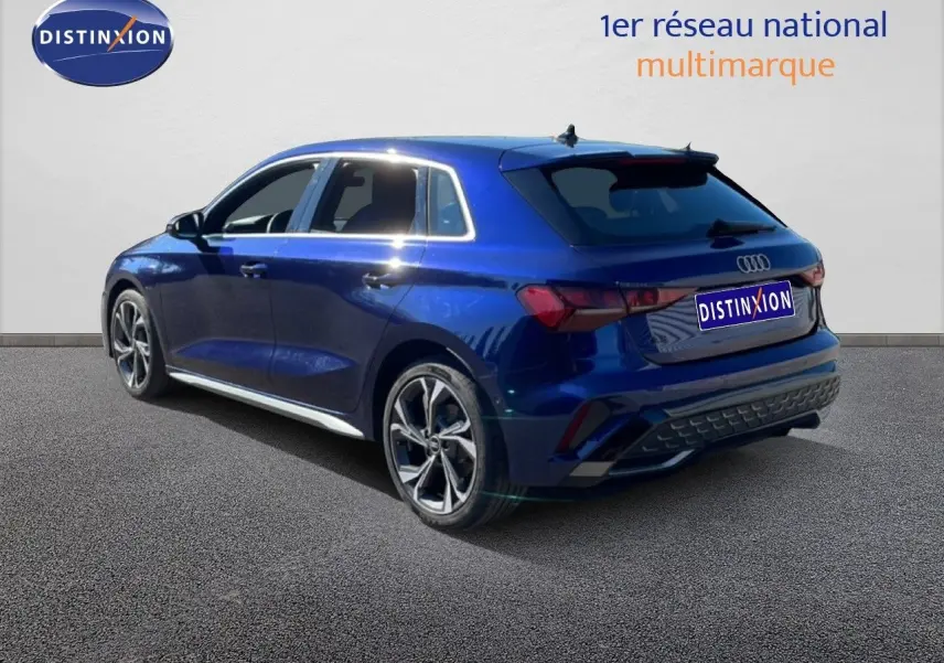 Audi A3 Sportback bleu Navarre métal en 3/4 arrière droit, finition S-Line avec jantes alliage distinctives.