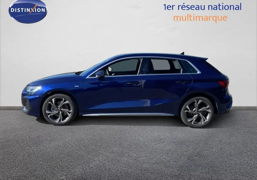 Audi A3 Sportback bleu Navarre métal vue de profil côté gauche, finition S-Line avec jantes alliage distinctives.