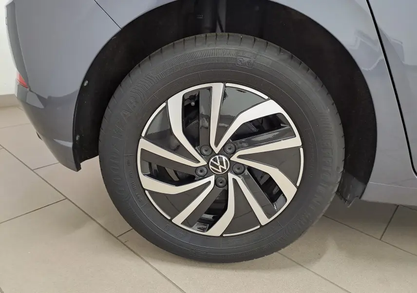 Gros plan sur la roue arrière droite gris cendre d'une Volkswagen Polo 2025 avec jante alliage bicolore distinctive.