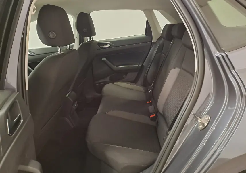 Vue intérieure côté droit sur les sièges arrière noirs d'une Volkswagen Polo gris cendre 2025, version VW Edition.
