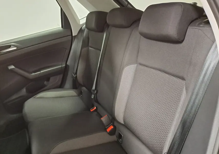 Vue intérieure côté droit des sièges arrière en tissu noir du Volkswagen Polo 2025 gris cendre.