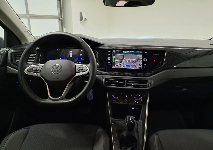 Vue intérieure de face du tableau de bord gris cendre d'une Volkswagen Polo 1.0 TSI 95 VW Edition avec écran tactile et volant multifonction.