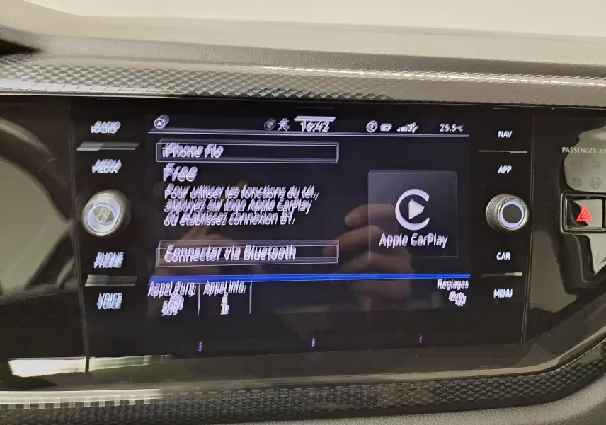 Vue rapprochée de l’écran tactile multimédia du Volkswagen Polo gris cendre, affichant Apple CarPlay et options connectivité.