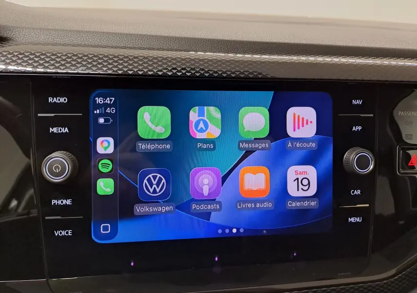 Écran tactile central de la Volkswagen Polo 2025 gris cendre, affichant les applications connectées en mode Apple CarPlay.