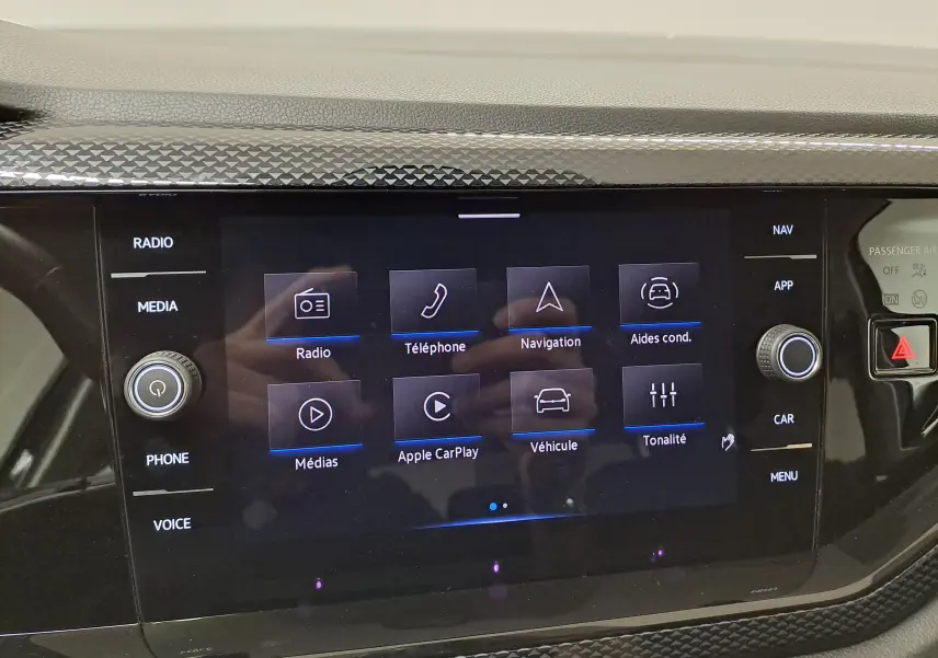Écran tactile central du tableau de bord de la Volkswagen Polo gris cendre, affichant les options multimédia et navigation.