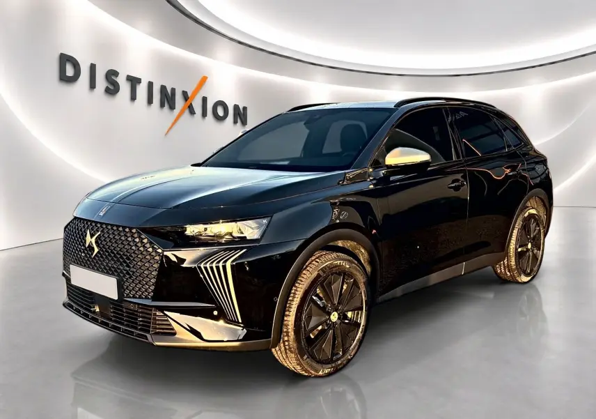 DS7 1.5 BlueHDi 130 noir en 3/4 avant droit, avec calandre distinctive et jantes noires brillantes.