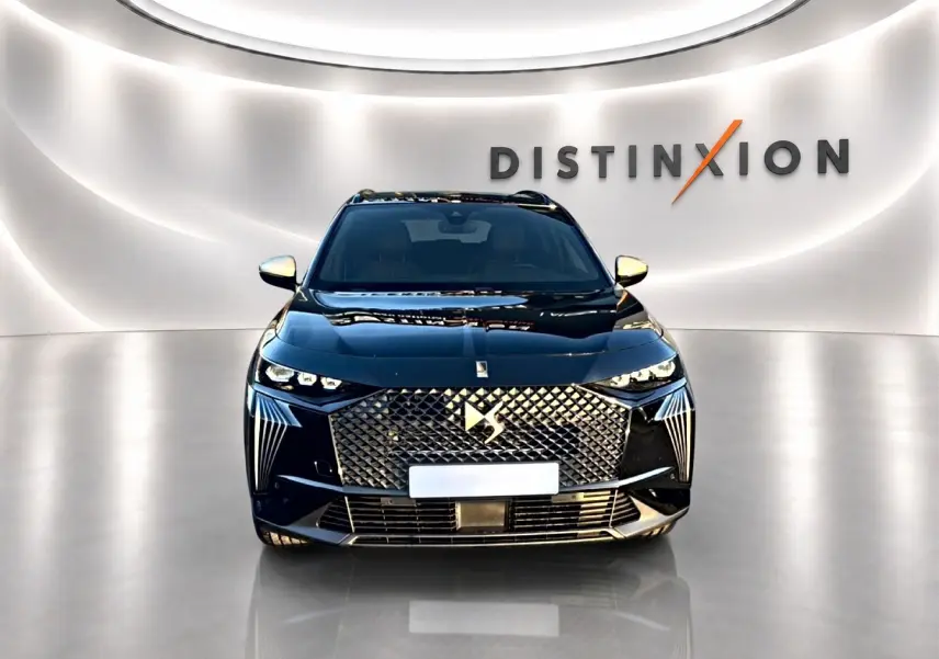 Vue frontale du DS7 noir 2026 avec calandre distinctive et feux LED stylisés dans un showroom lumineux.