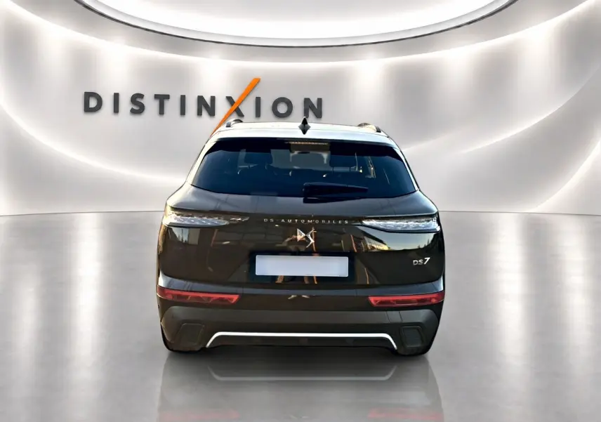 Vue arrière d'un DS7 noir 2026 avec feux arrière LED et double sortie d'échappement intégrée au pare-chocs.