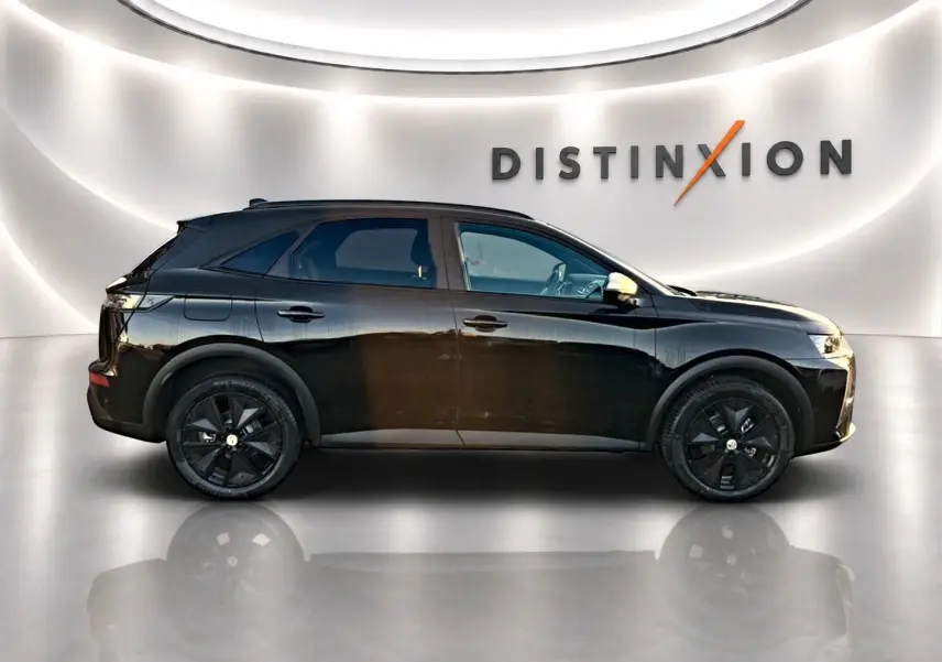 Vue de profil côté gauche du DS7 noir 1.5 BlueHDi 130 Performance Line avec jantes noires dans un showroom lumineux.