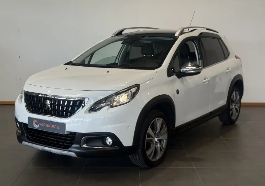 Peugeot 2008 blanc en 3/4 avant droit, version Crossway avec barres de toit et jantes alliage visibles.