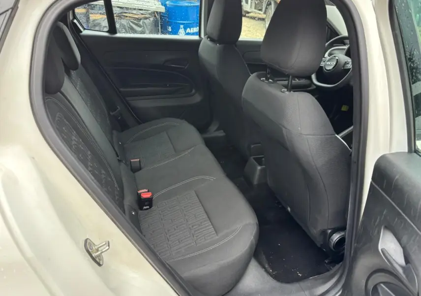 Vue intérieure arrière côté gauche du Fiat 600 blanc 2024, montrant les sièges noirs et l'habitacle spacieux.