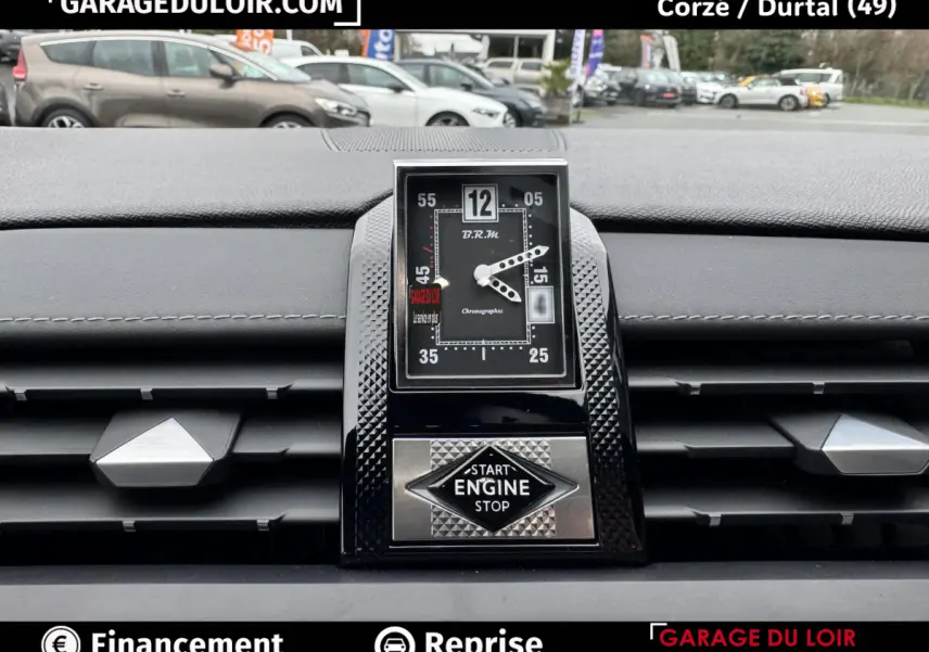 Gros plan sur l'horloge B.R.M et le bouton start/stop sur le tableau de bord noir du DS7 Crossback bleu 2024.