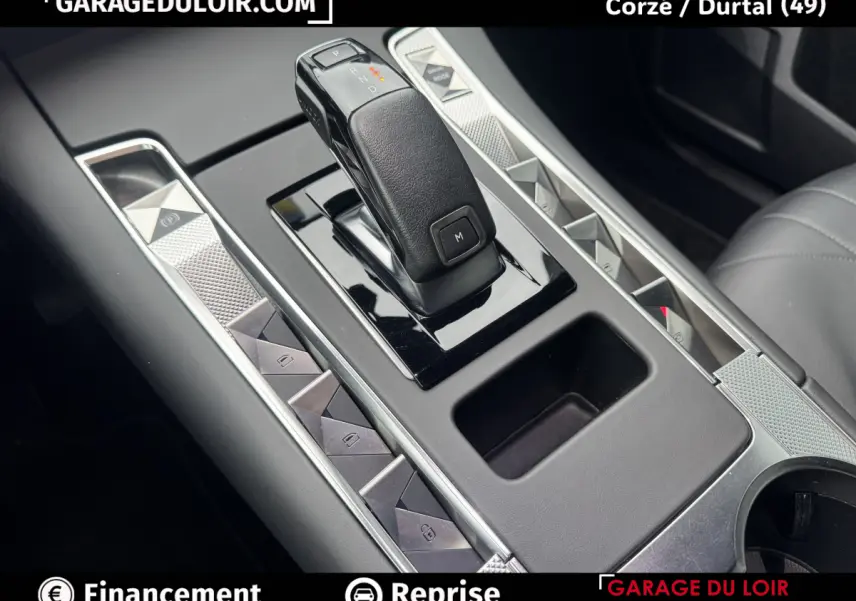 Gros plan sur la console centrale noire du DS7 Crossback 2024 avec levier de vitesses automatique et boutons chromés.