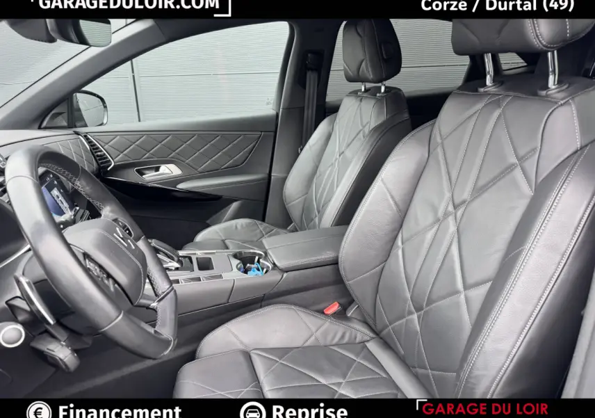 Vue intérieure côté conducteur du DS7 Crossback 2024 avec sièges cuir gris matelassé et tableau de bord moderne.