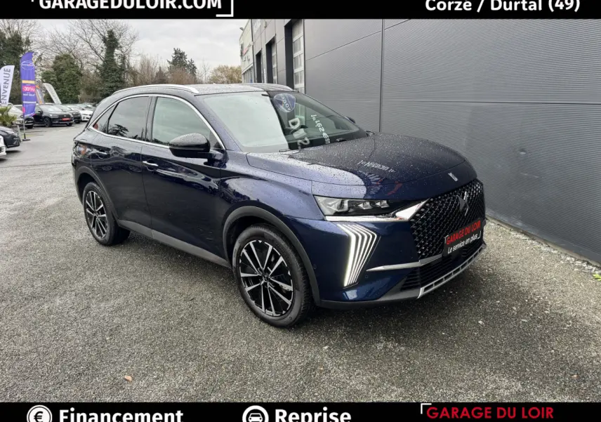 Vue 3/4 avant d'un DS7 Crossback bleu foncé avec signature lumineuse verticale distinctive et jantes noires.