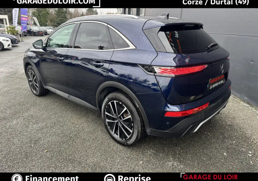 Vue 3/4 arrière droite d'un DS7 Crossback Bleu foncé 2024 avec feux arrière LED et jantes alliage noires.