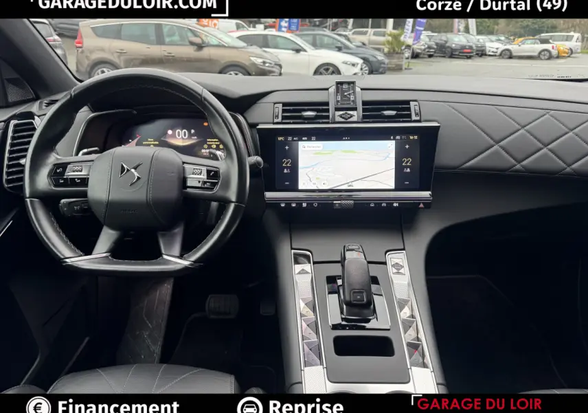 Vue intérieure avant du DS7 Crossback 2024 avec volant cuir, écran tactile 12 pouces et tableau de bord matelassé noir.