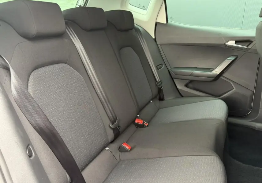 Vue intérieure côté droit des sièges arrière noirs du SEAT Arona TSI 115 DSG Style 2025.