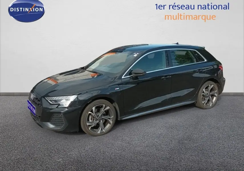 Audi A3 Sportback noir mito metal en 3/4 avant droit, hybride rechargeable avec jantes alliage distinctives.